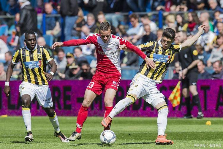 包含清晨荷甲焦点战，埃因霍温单刀错失，态度坚定，控场能力受关注的词条